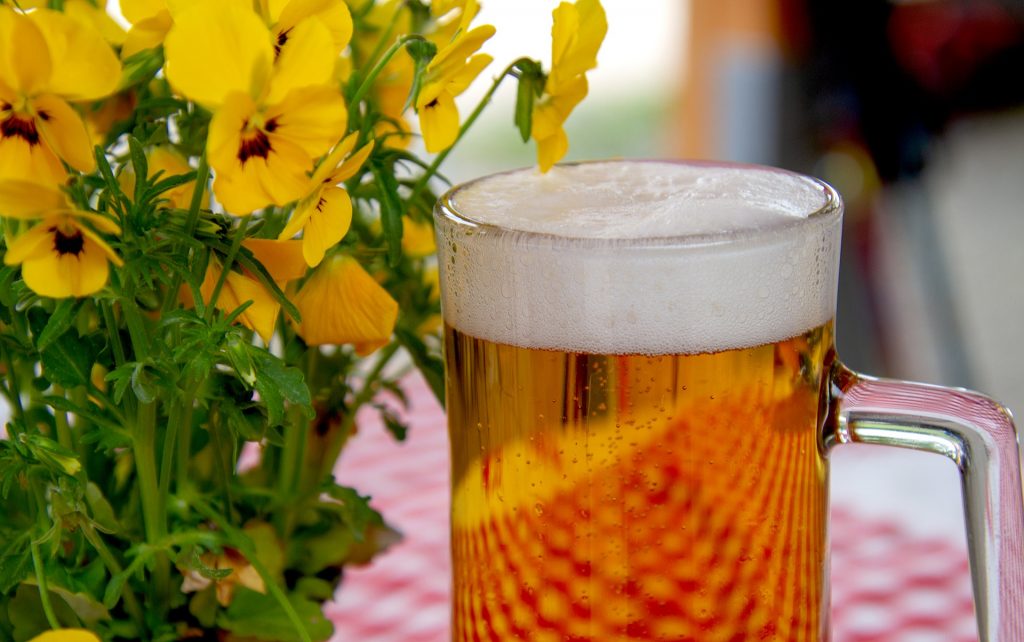 授乳中にノンアルコールビールを飲むと危険?【母乳期間中の飲み物の注意点】 ベビーテクニック 授乳中にノンアルコールビールを飲むと危険?【母乳期間中の飲み物の注意点】 ベビーテクニック