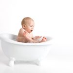 授乳後の沐浴は危険？【赤ちゃんの沐浴時間やタイミングについて】