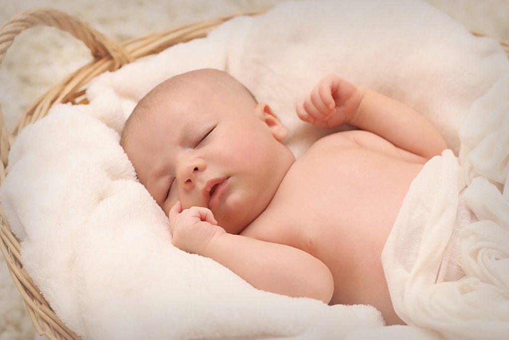 赤ちゃんの寝る向きがずっと同じ方向だと危険？【向き癖の直し方なども解説】 ベビーテクニック