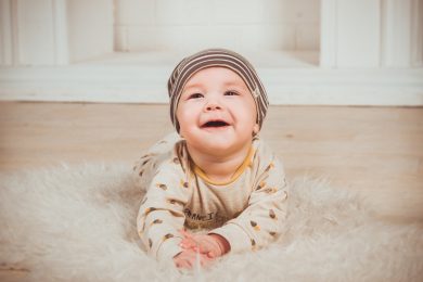 なぜ赤ちゃんは寝る前に動き回る 理由と対策をわかりやすく解説 ベビーテクニック