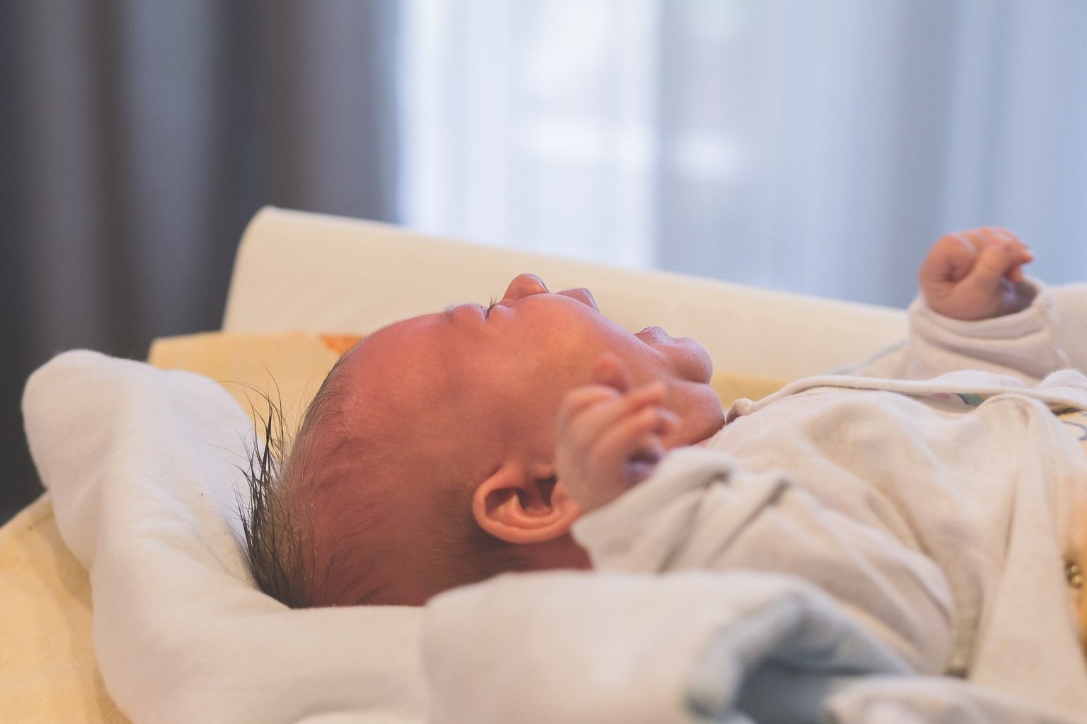 赤ちゃんの寝る向きがずっと同じ方向だと危険？【向き癖の直し方なども解説】 ベビーテクニック