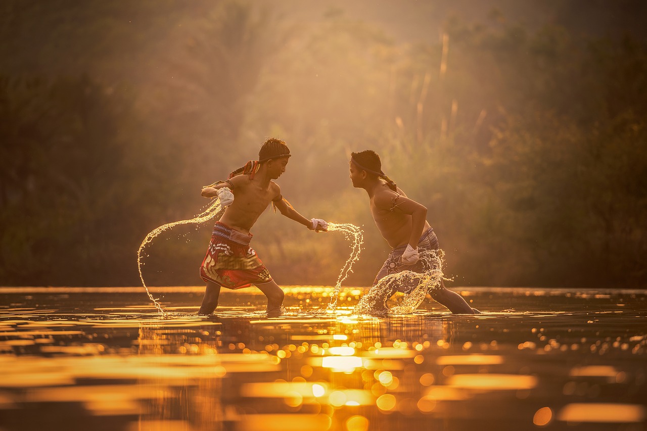 川で遊ぶ子供たち