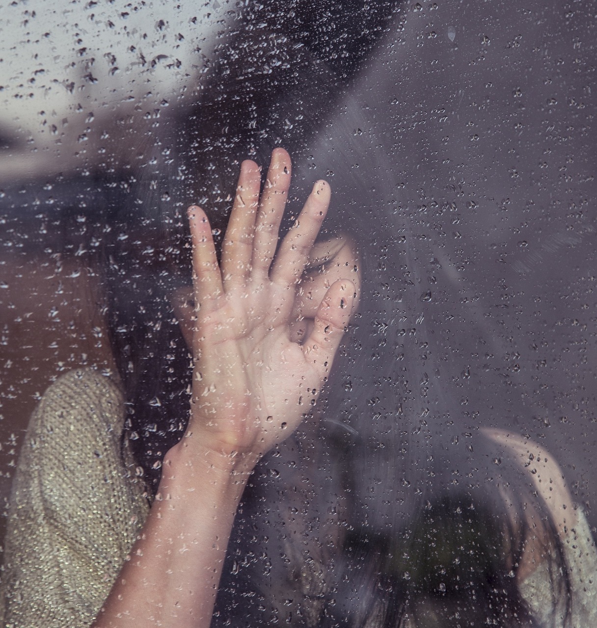 雨と悲しむ女性