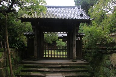 寿福寺の二の門と仏殿