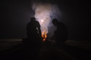 焚き火をする男性たち