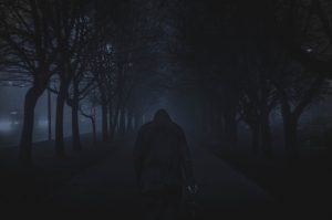 夜道を歩く男性