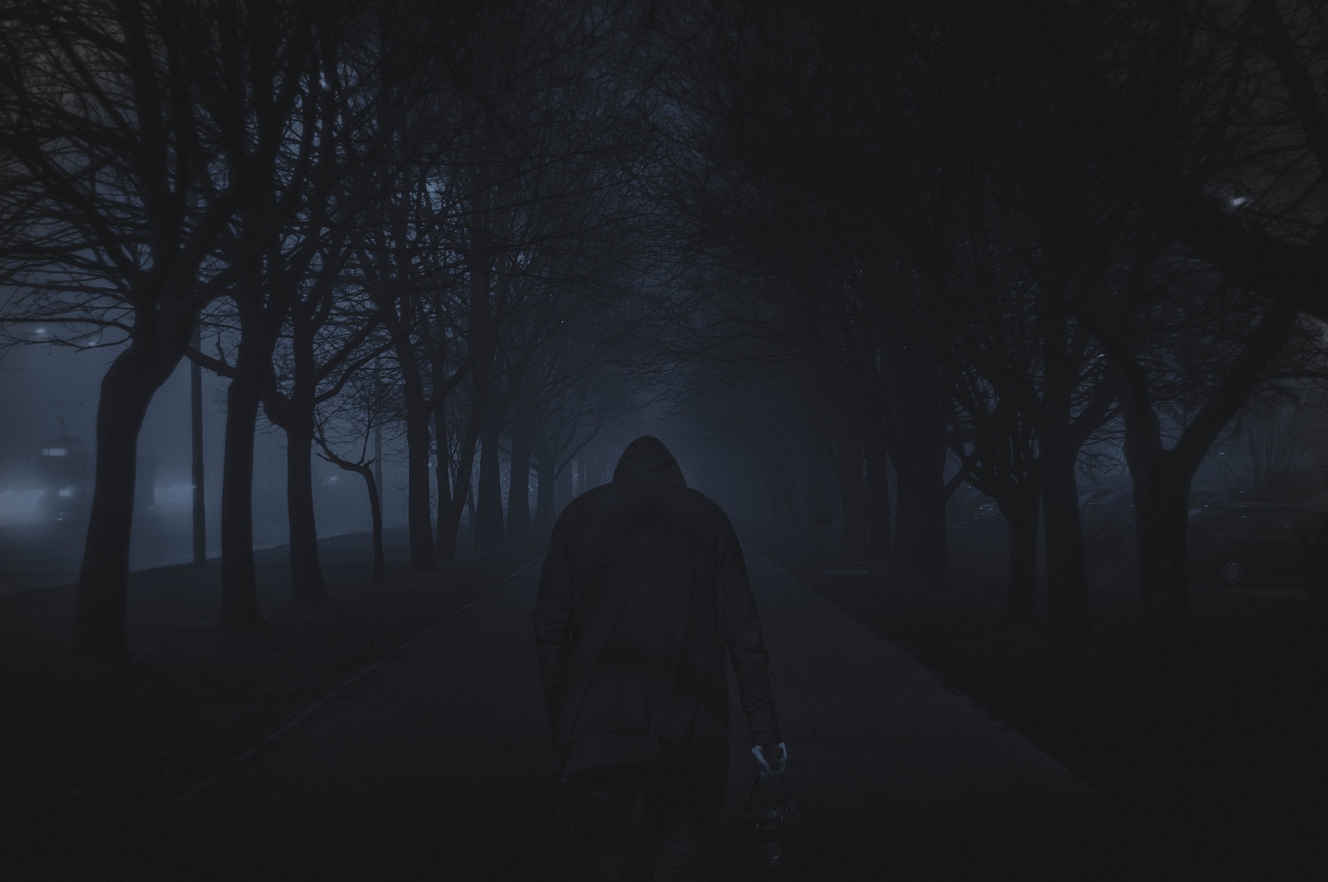 夜道を歩く男性