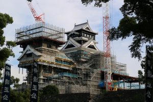 熊本城を再建している様子